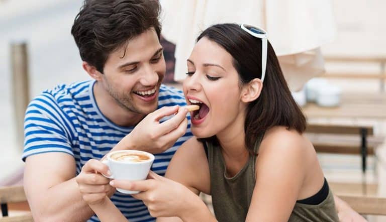 男士应对女性暧昧信号的终极攻略