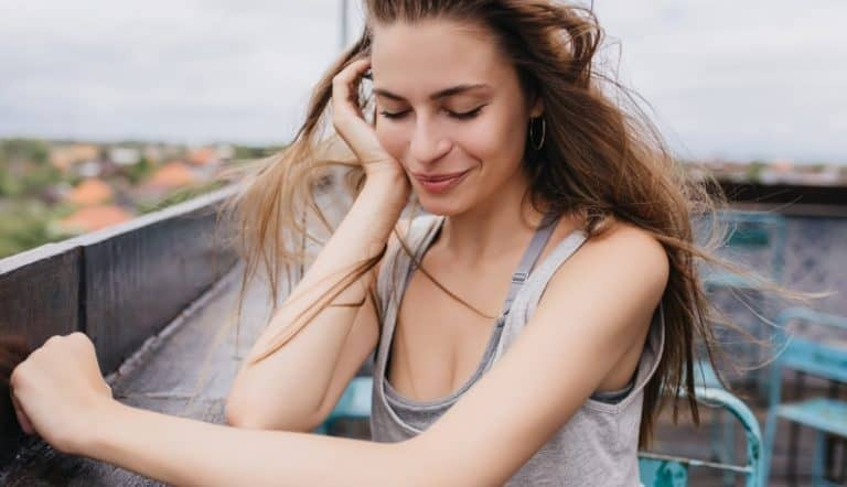 如何判断一个害羞的女孩是否喜欢你：22个迹象及打开心扉的方法