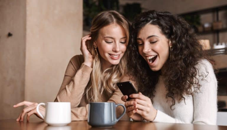 初次给女生发短信的55个技巧与示例，让她会心一笑