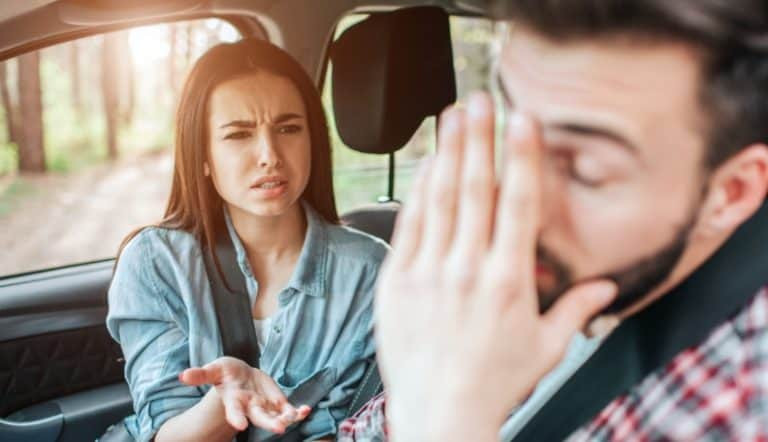 为什么我的妻子总是对我大喊？24个潜在原因、解决方法及帮助她的方式